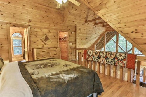 Creekside Hideaway - image 12