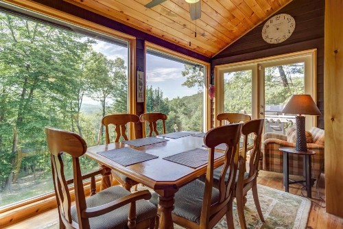 3 Bed 2 Bath Vacation home in Blue Ridge
