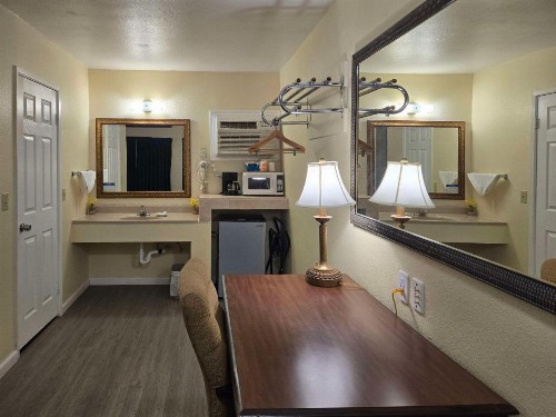 Rodeway Inn & Suites - image 24