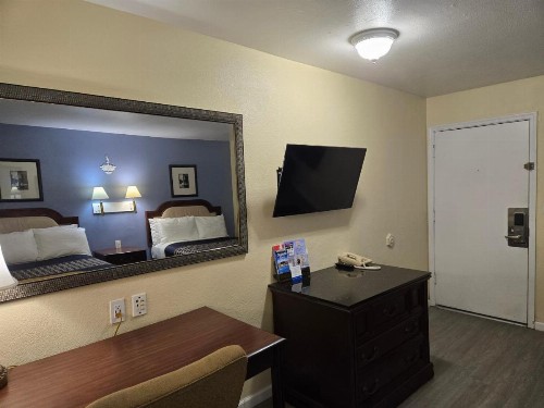 Rodeway Inn & Suites - image 39