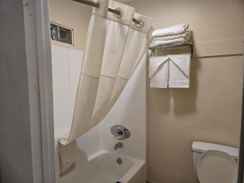 Rodeway Inn & Suites - image 40
