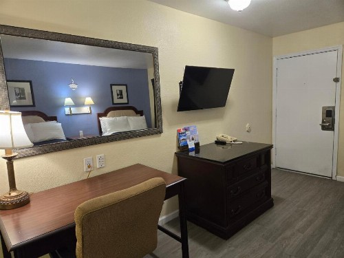 Rodeway Inn & Suites - image 41