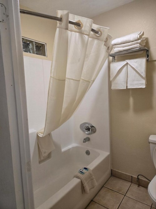 Rodeway Inn & Suites - image 43