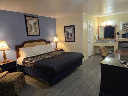 Rodeway Inn & Suites - image 44