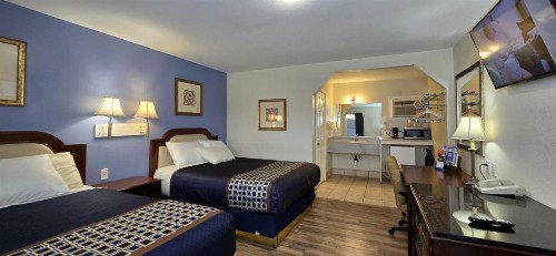 Rodeway Inn & Suites - image 45