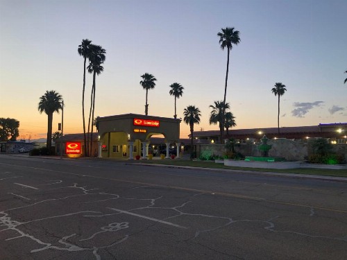 Econo Lodge - image 10