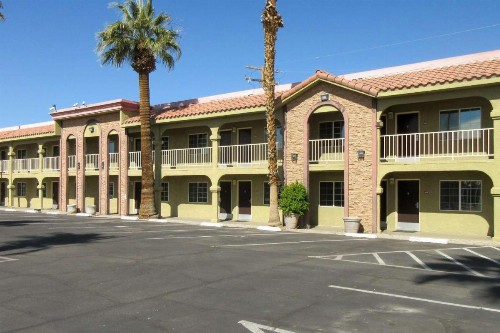 Econo Lodge - image 11