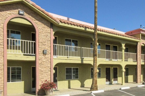 Econo Lodge - image 12