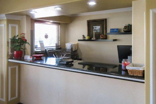 Econo Lodge - image 14