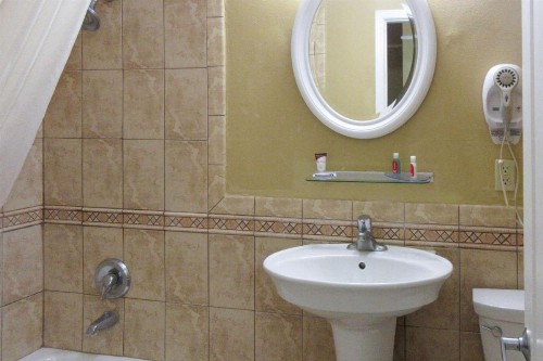 Econo Lodge - image 16