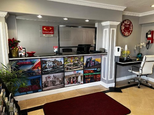 Econo Lodge - image 2