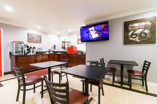 Econo Lodge - image 28