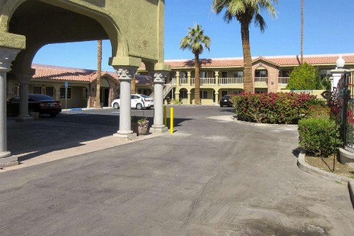 Econo Lodge - image 3