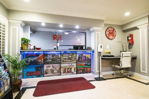 Econo Lodge - image 30