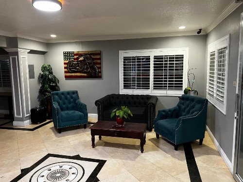 Econo Lodge - image 4