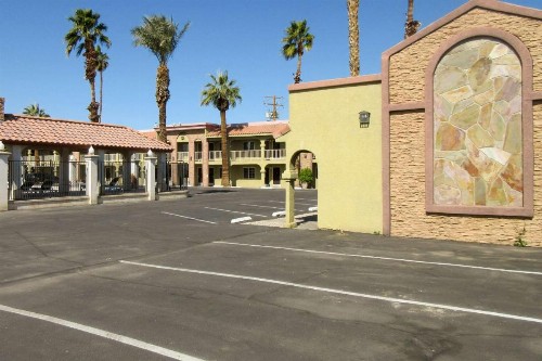 Econo Lodge - image 9