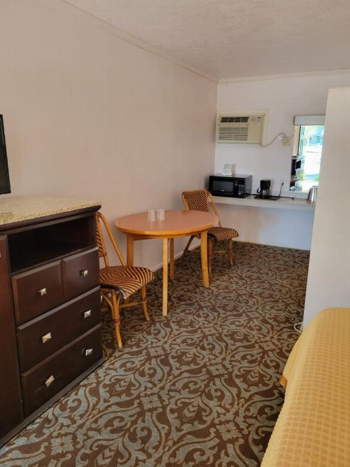 Emerald Inn - image 40