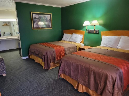 Emerald Inn - image 42