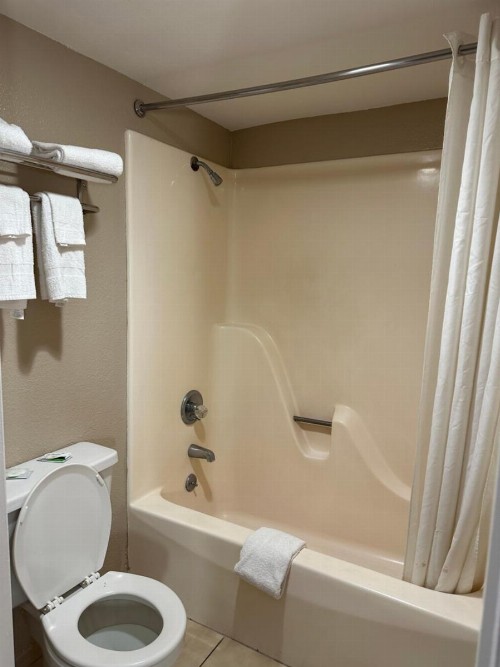 Travelers Rest Motel - image 10