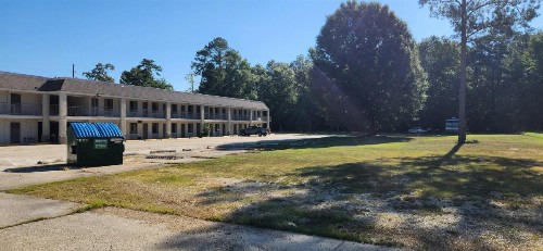 Travelers Rest Motel - image 12