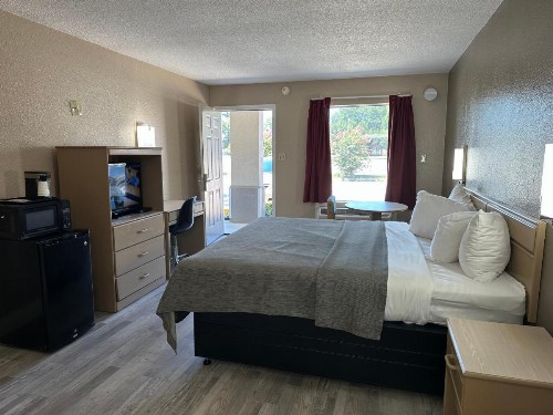 Travelers Rest Motel - image 14