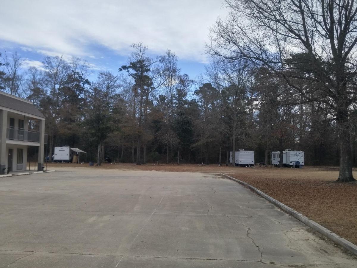 Travelers Rest Motel - image 2