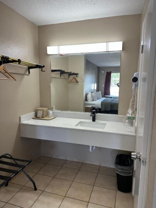 Travelers Rest Motel - image 3