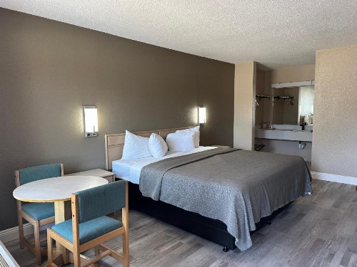 Travelers Rest Motel - image 7