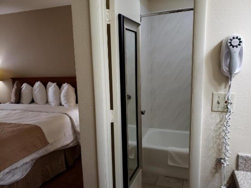 Airport Inn - image 12