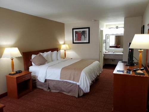 Airport Inn - image 20