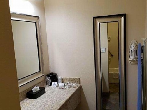 Airport Inn - image 21