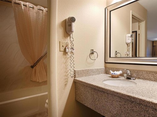 Airport Inn - image 34