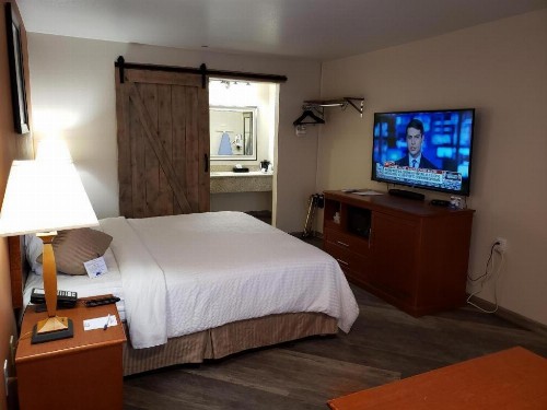 Airport Inn - image 35