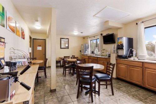 Quality Inn Airport - image 11