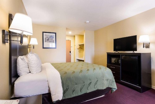 Quality Inn Airport - image 15