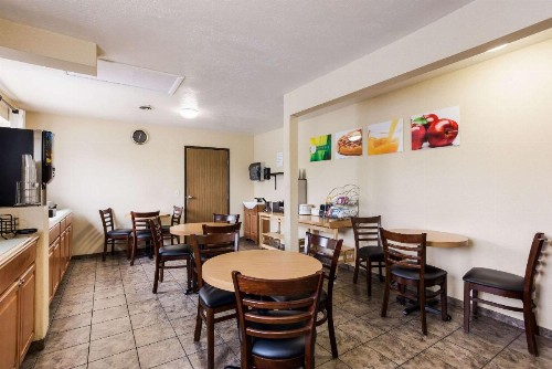 Quality Inn Airport - image 19