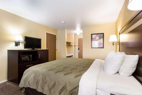 Quality Inn Airport - image 28