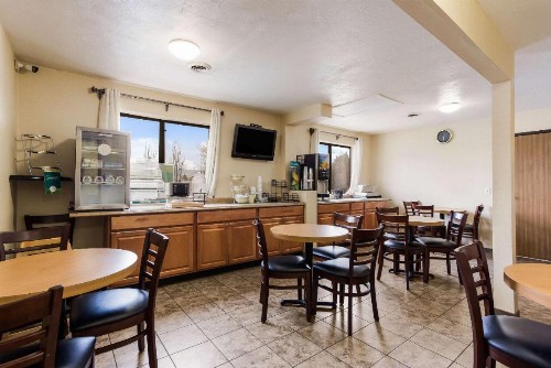 Quality Inn Airport - image 4