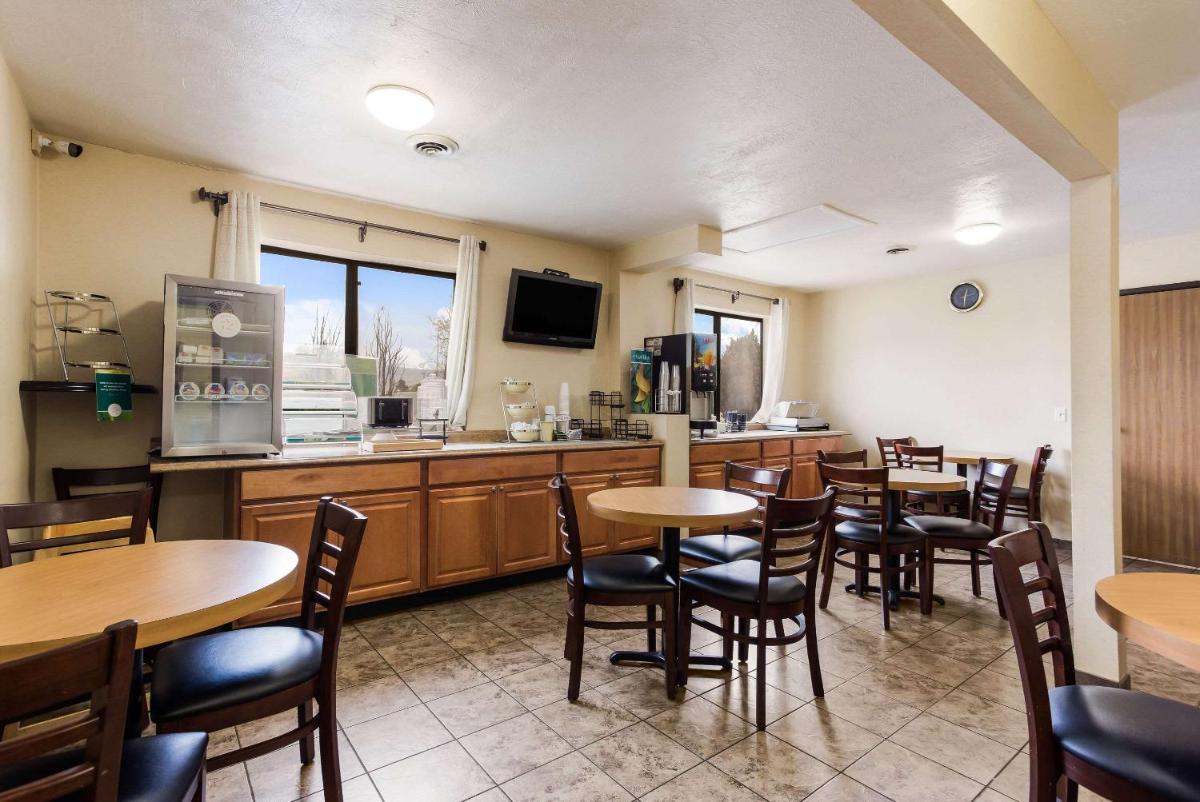 Quality Inn Airport - image 4