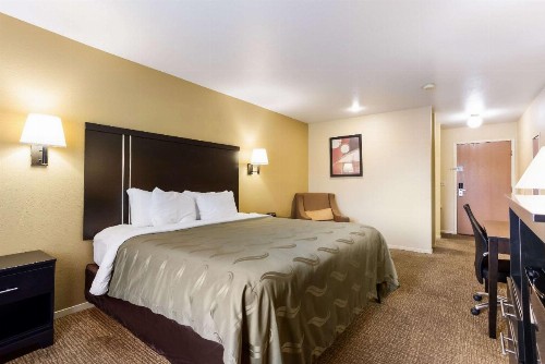 Quality Inn Airport - image 5
