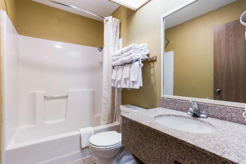 Quality Inn Airport - image 6