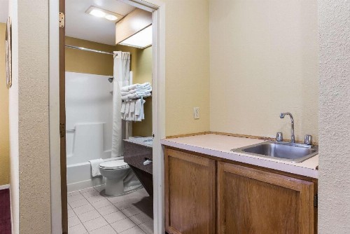 Quality Inn Airport - image 8