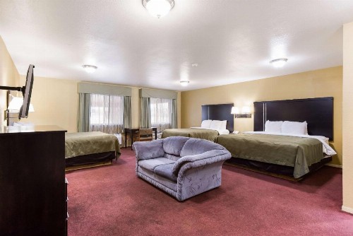 Quality Inn Airport - image 9