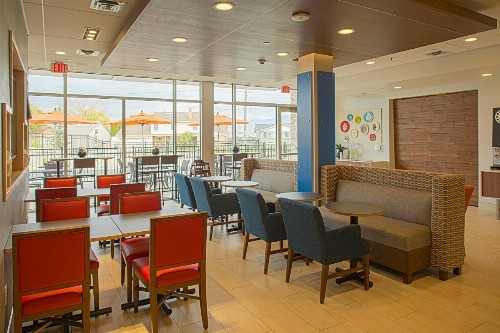 Holiday Inn Express & Suites Boise Airport an IHG Hotel - image 8