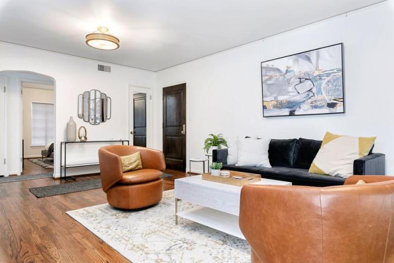 Luxury Contemporary Apartment With Peloton Bike - image 2