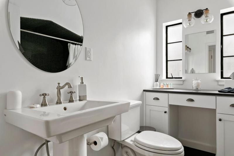 Luxury Contemporary Apartment With Peloton Bike - image 5