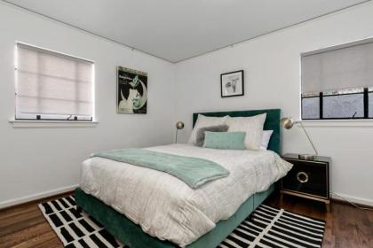 Classic Luxury with a Quick Walk to Downtown Cuisine - image 14