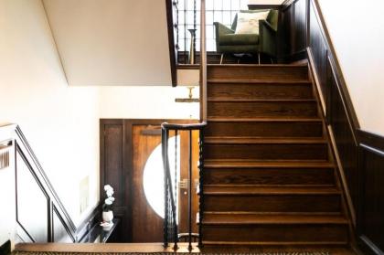 Classic Luxury with a Quick Walk to Downtown Cuisine - image 15