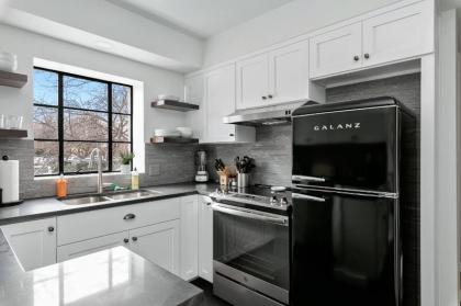 Classic Luxury with a Quick Walk to Downtown Cuisine - image 2