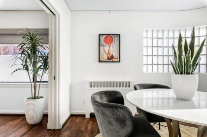 Classic Luxury with a Quick Walk to Downtown Cuisine - image 4